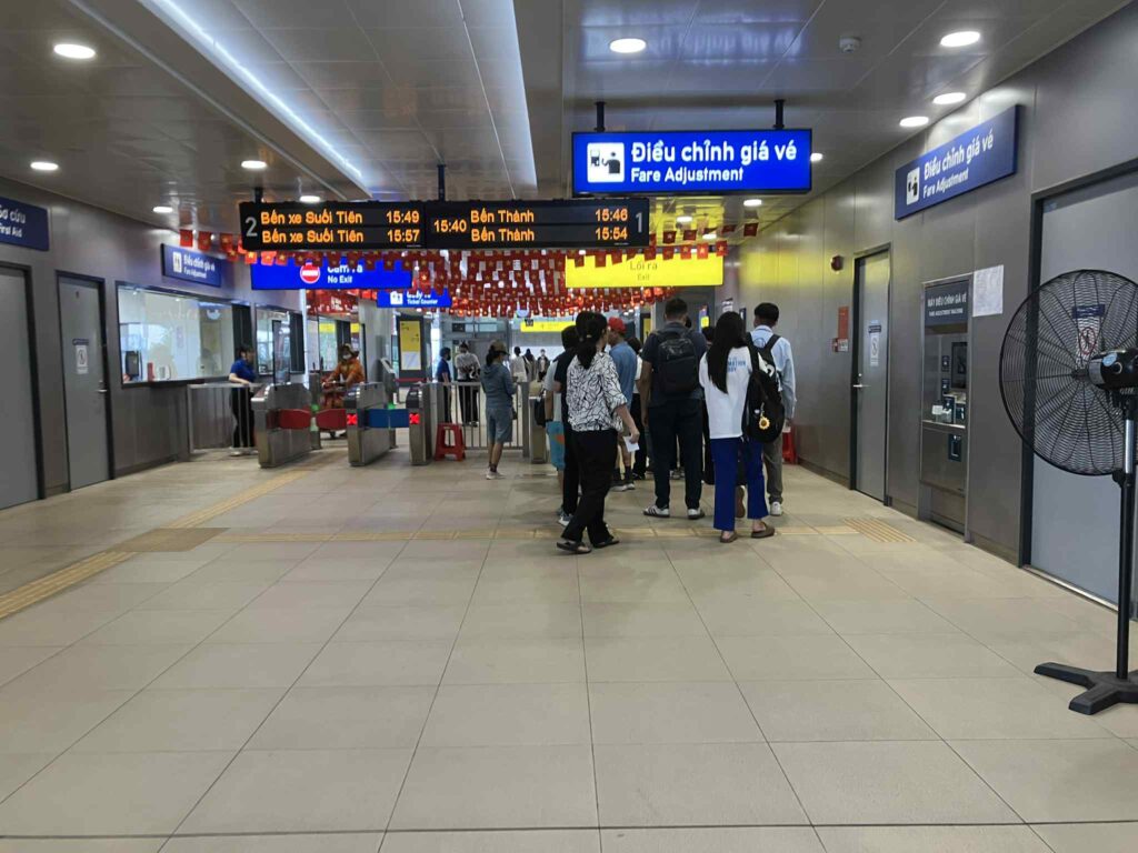 Thu Duc駅の改札エリアの様子