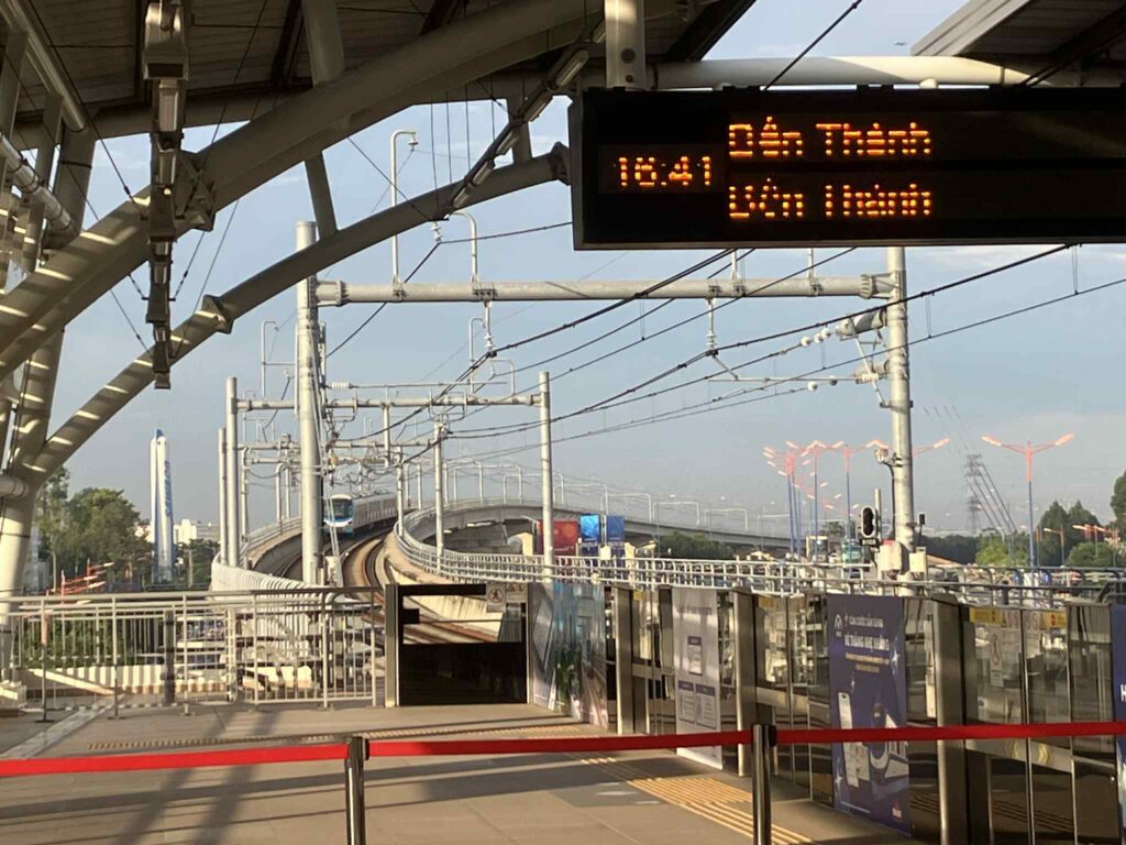 Thu Duc駅のホームに入線するホーチミン・メトロ1号線の電車