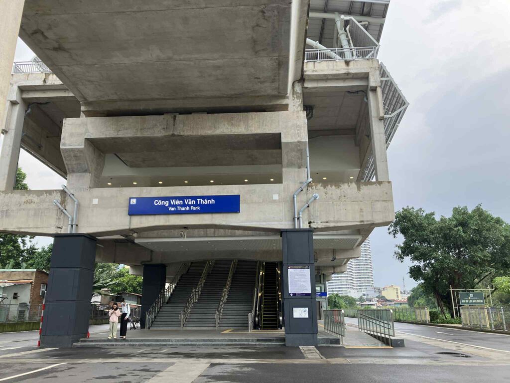 ホーチミン・メトロ1号線Van Thanh Park駅の入口と高架下の様子