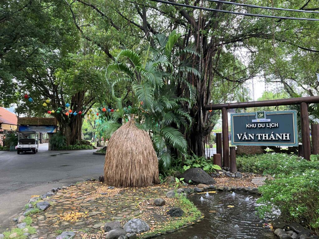Van Thanh観光エリア(Khu Du Lịch Văn Thánh)の入口ゲート付近