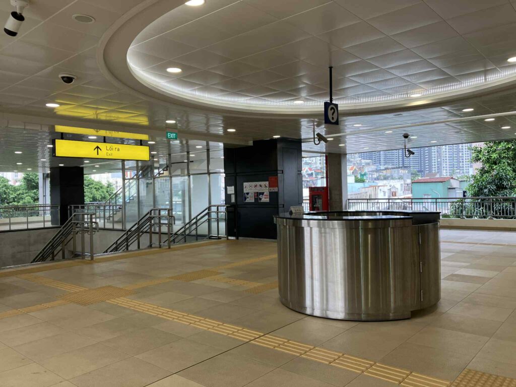 ホーチミン・メトロ1号線Van Thanh Park駅構内と出口。駅出口は1か所のみ。