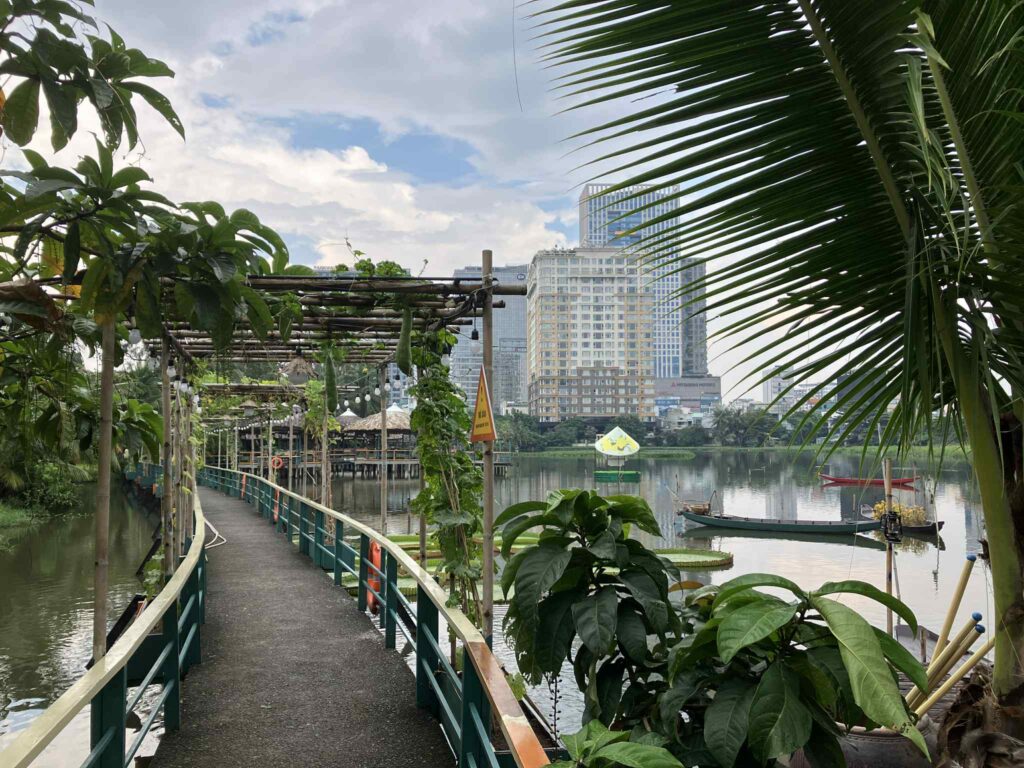 Van Thanh公園の遊歩道から見た湖と都市の景観