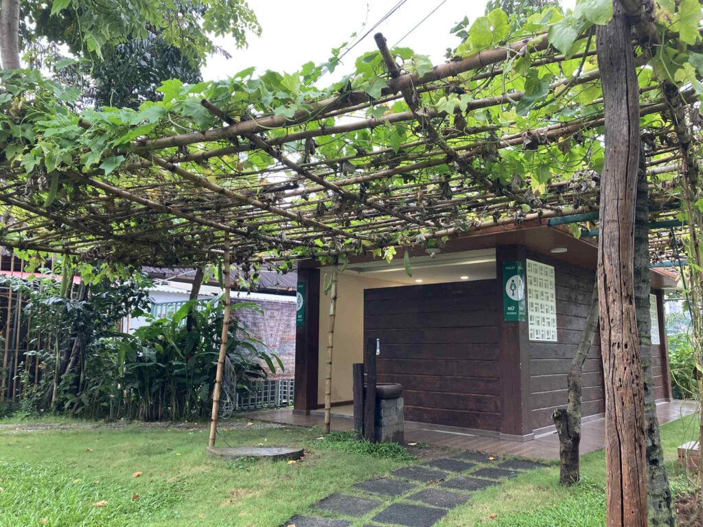 Van Thanh公園の自然に溶け込むトイレ