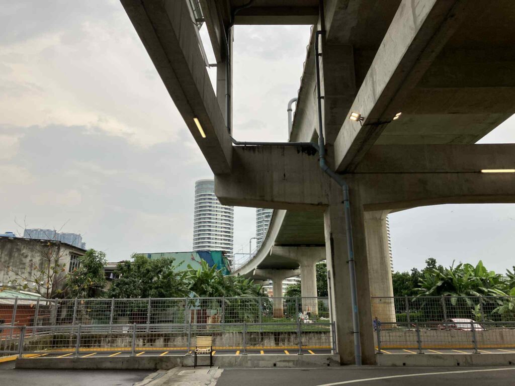 ホーチミン・メトロ1号線の高架橋が連なるVan Thanh Park駅付近