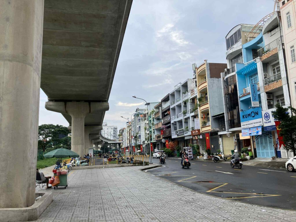 Van Thanh Park駅付近を走るホーチミン・メトロ高架線と住宅街