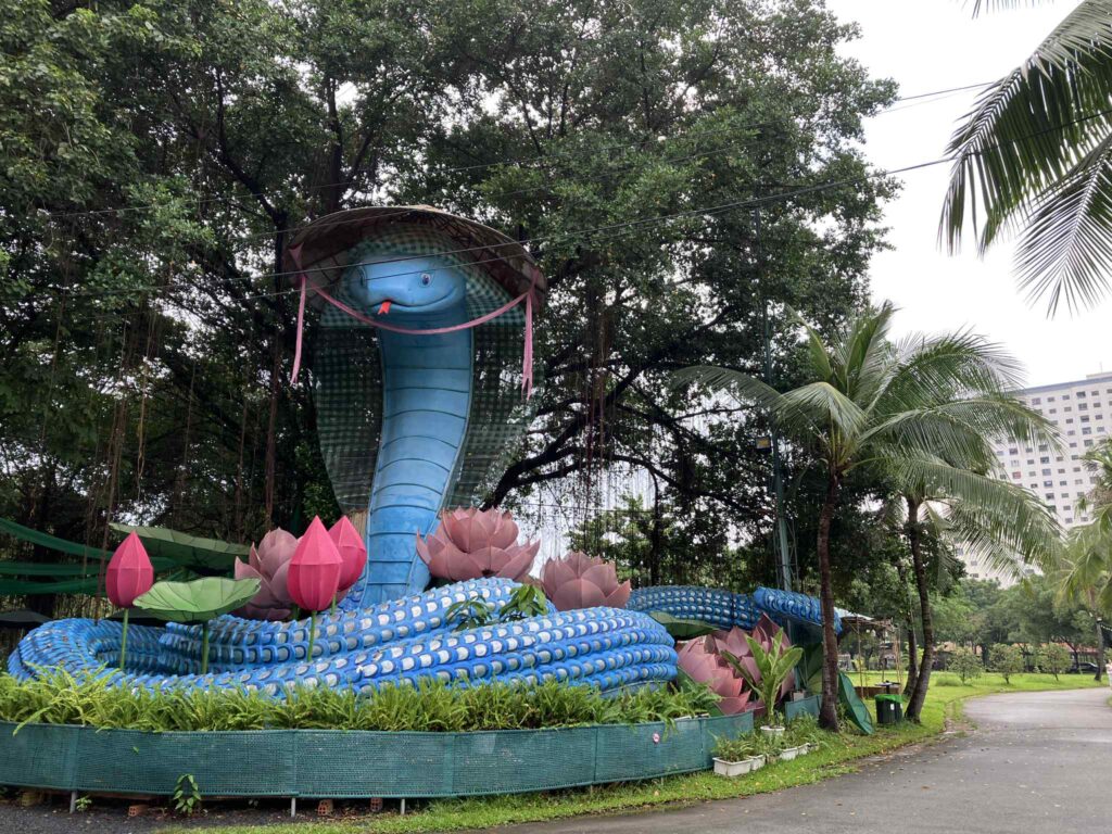 Van Thanh公園内にある青いコブラの巨大モニュメント