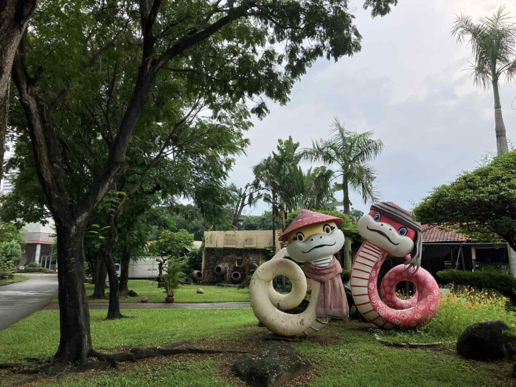 Van Thanh公園に設置されたヘビのキャラクター像。南国らしい装飾デザインで、公園のシンボル的存在。