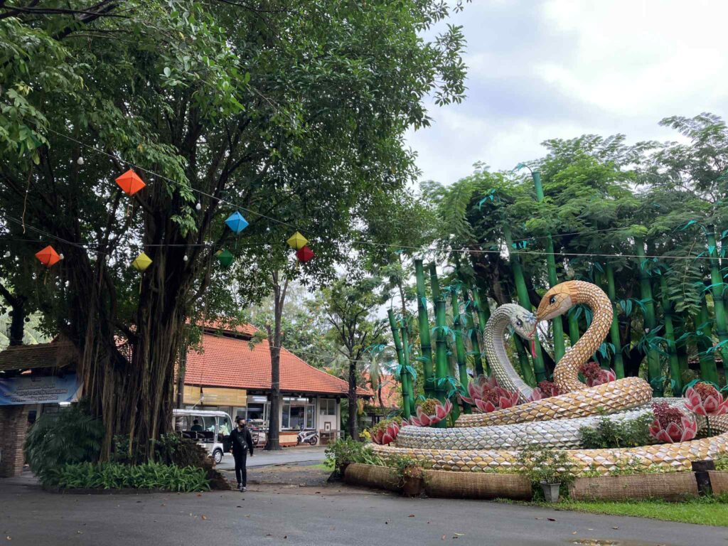 Van Thanh公園内の金と白の2匹の蛇のモニュメント