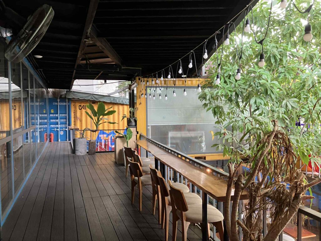 The Family Bean Coffeeのテラス席と照明装飾