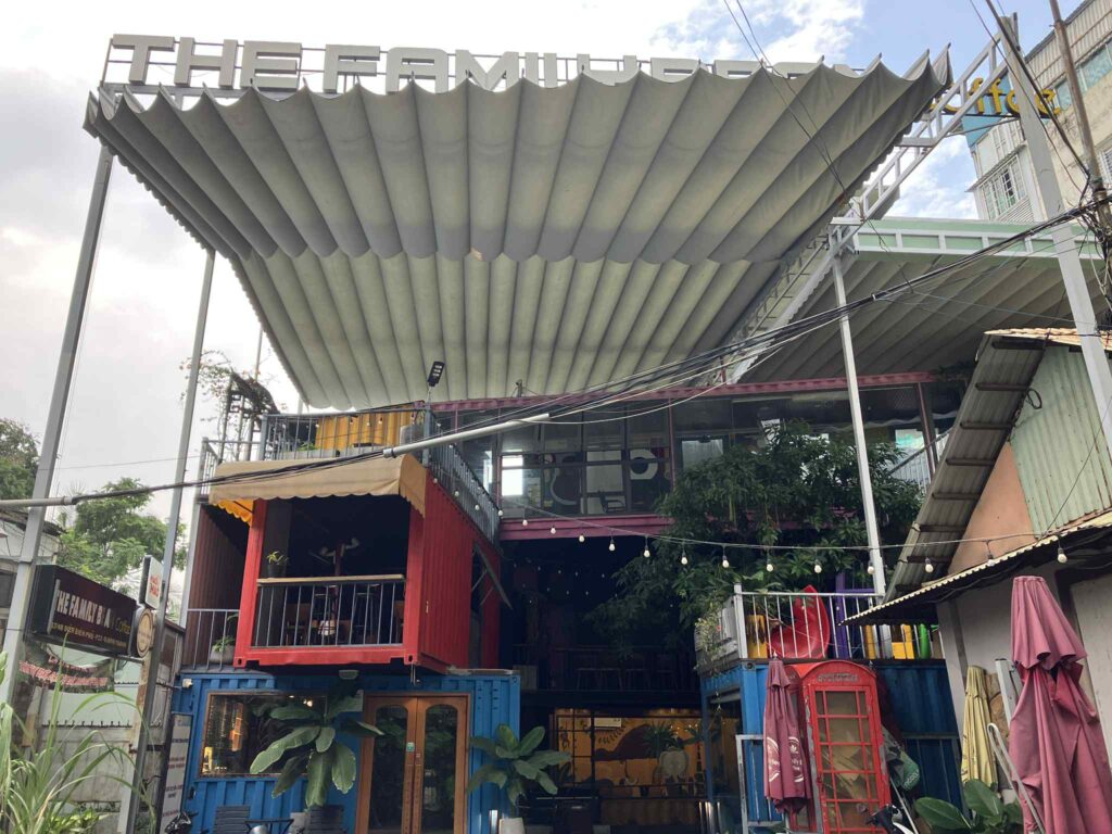 コンテナを積み重ねたThe Family Bean Coffeeの外観