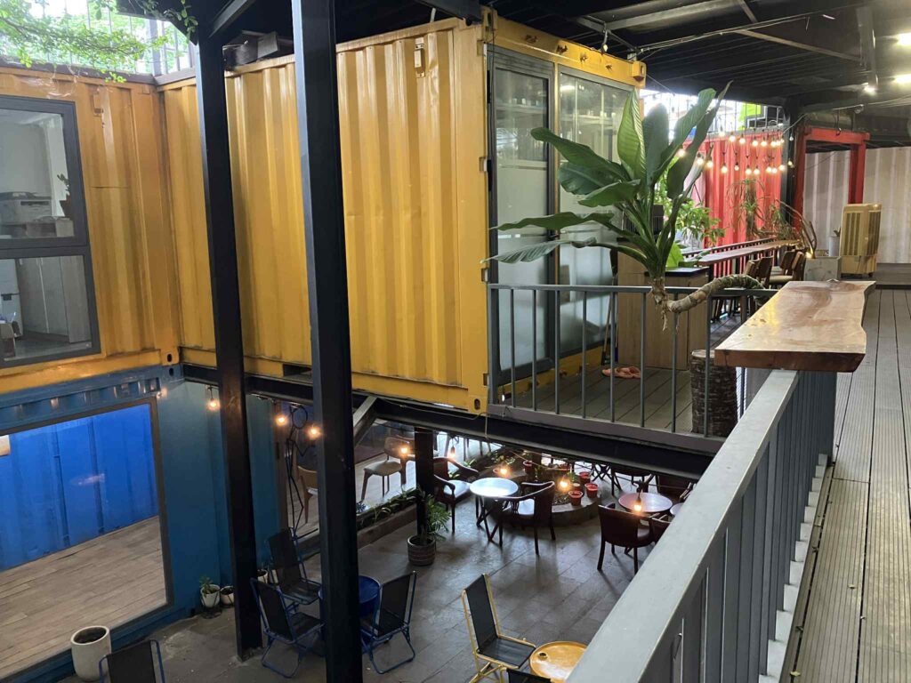 The Family Bean Coffeeの店内と中庭席