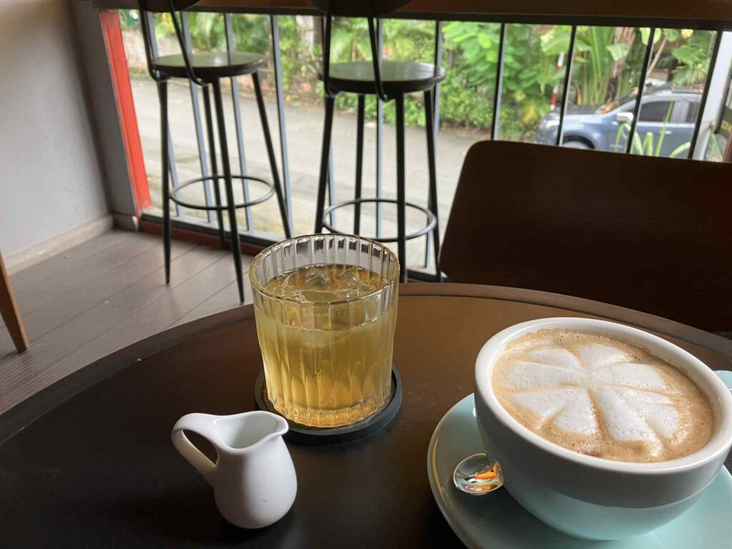 The Family Bean Coffeeで提供されるカフェラテ