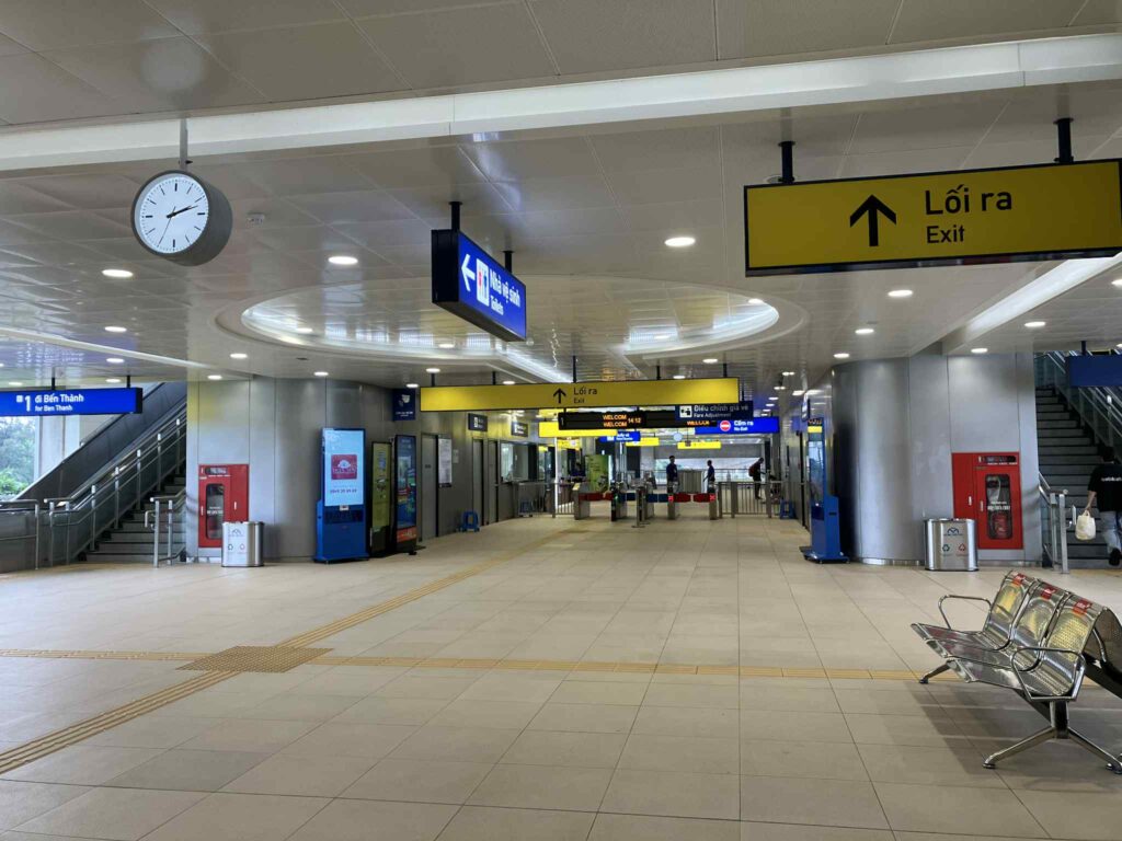 ホーチミン・メトロ1号線Van Thanh Park駅の改札フロア。