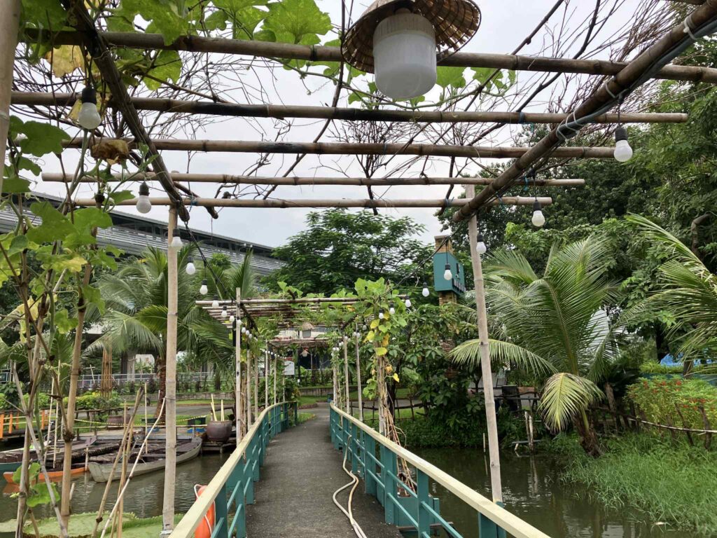Van Thanh公園の竹のアーチが続く散策路