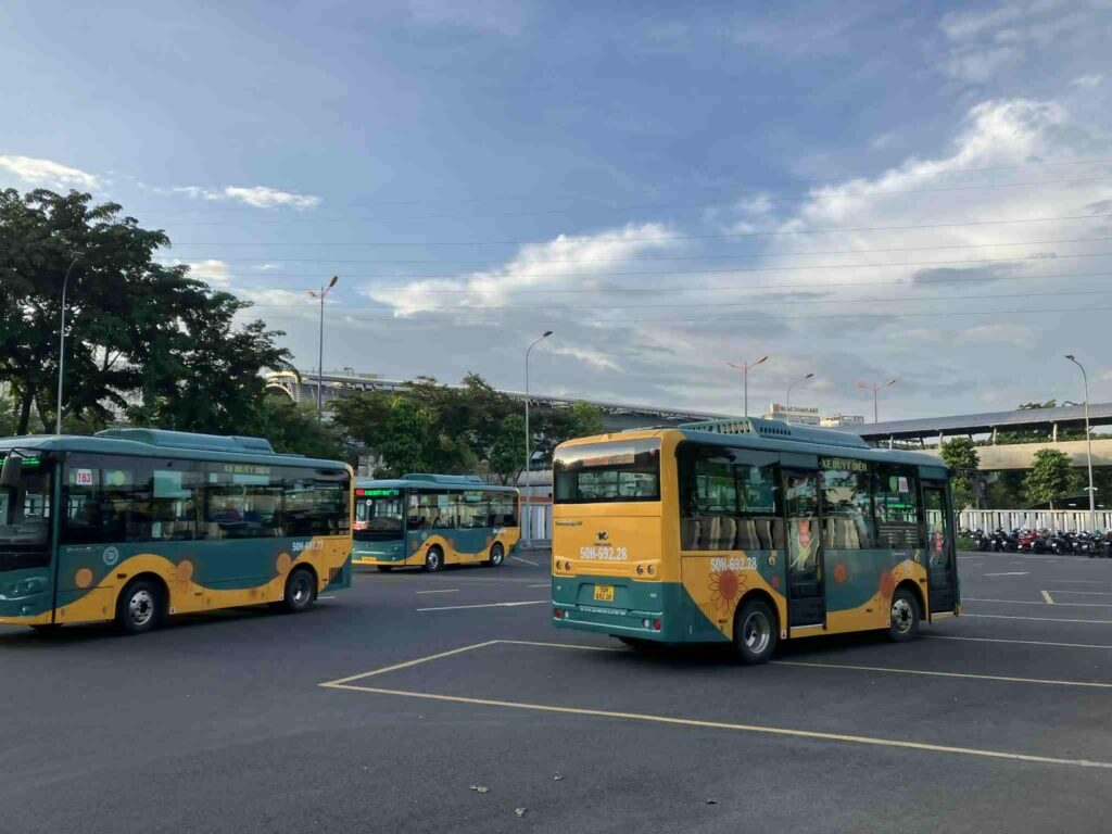 ホーチミンで多く走る緑色の電気バス