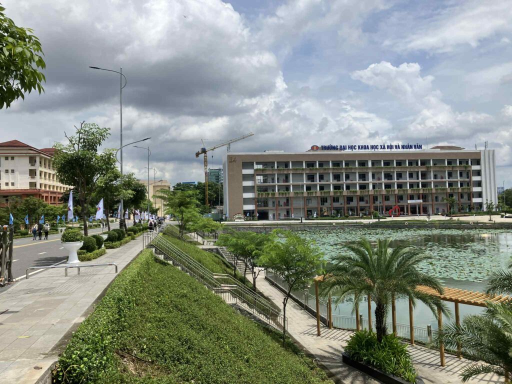 社会人文科学大学（USSH）の風景。大きな池もある広い敷地。