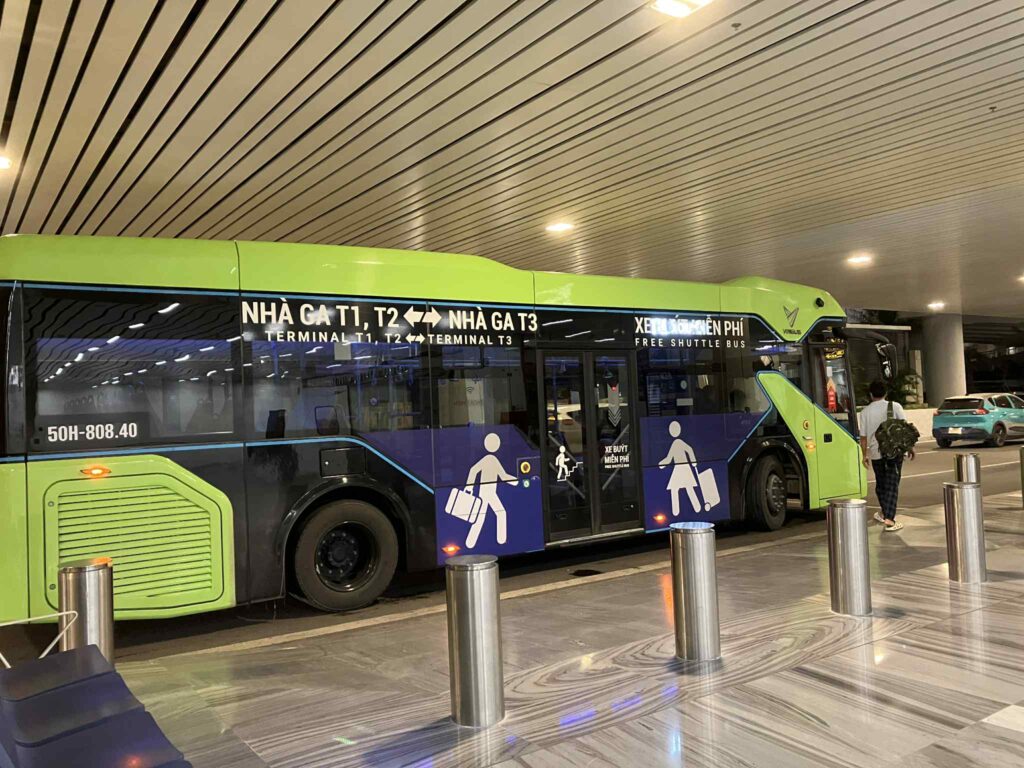 タンソンニャット空港のターミナル間無料シャトルバス(電気バス)