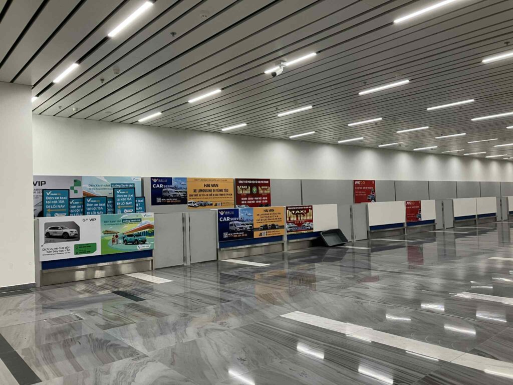 タンソンニャット空港T3のハイヤー・レンタカー案内ブース