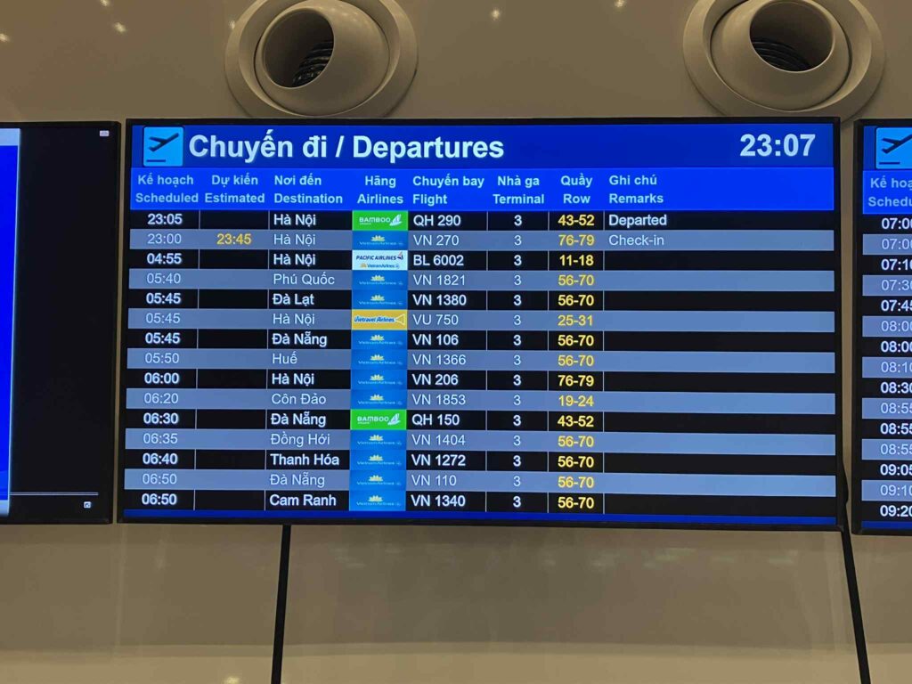 タンソンニャット空港T3出発案内表示