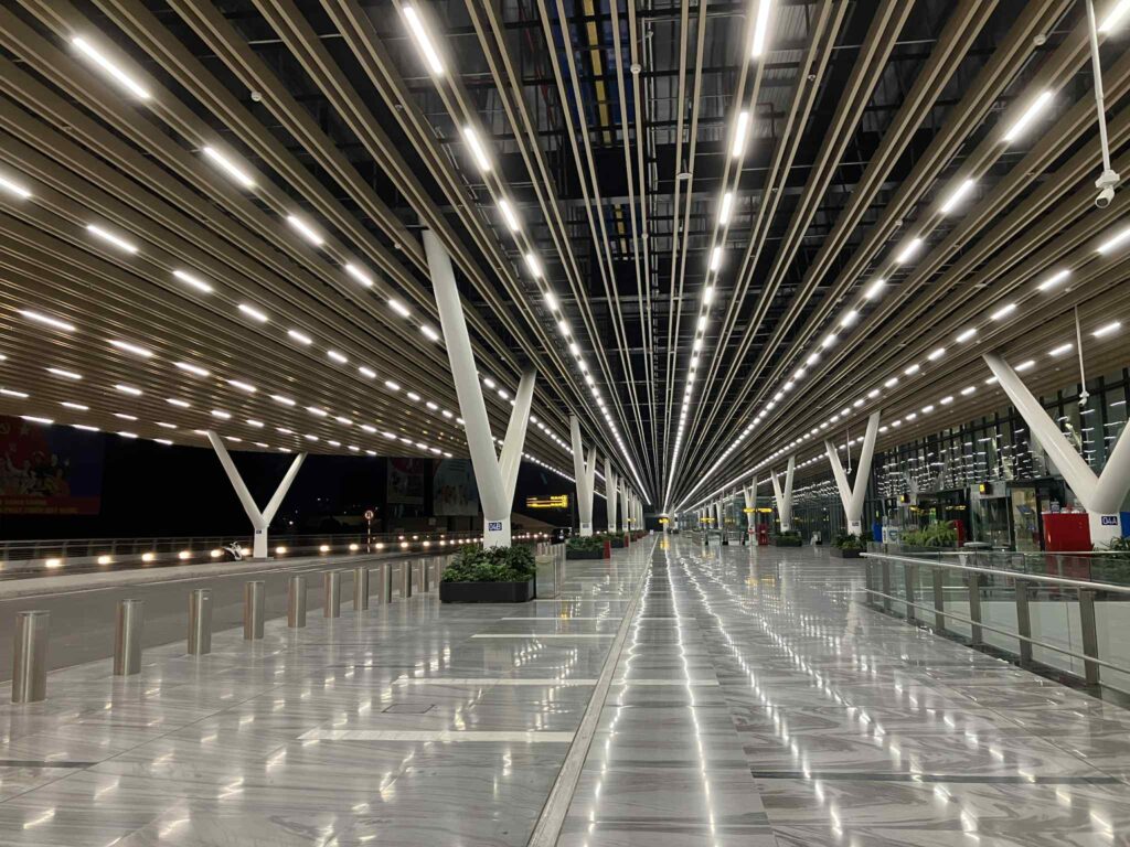 タンソンニャット空港T3出発フロア外側の夜景