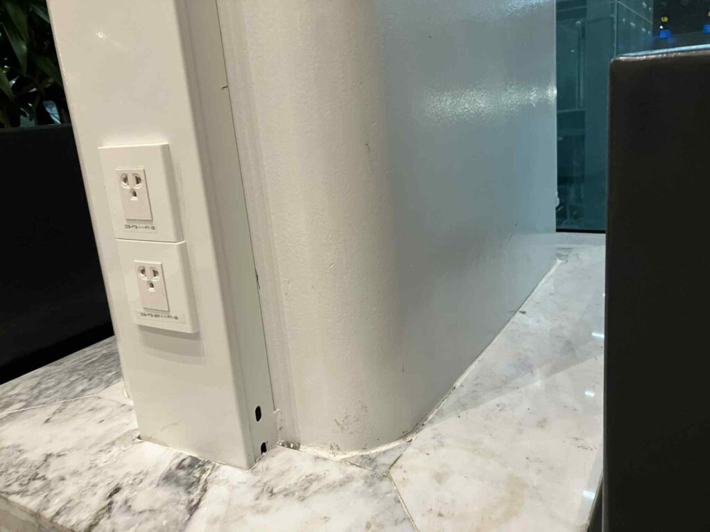 タンソンニャット空港T3の電源コンセント