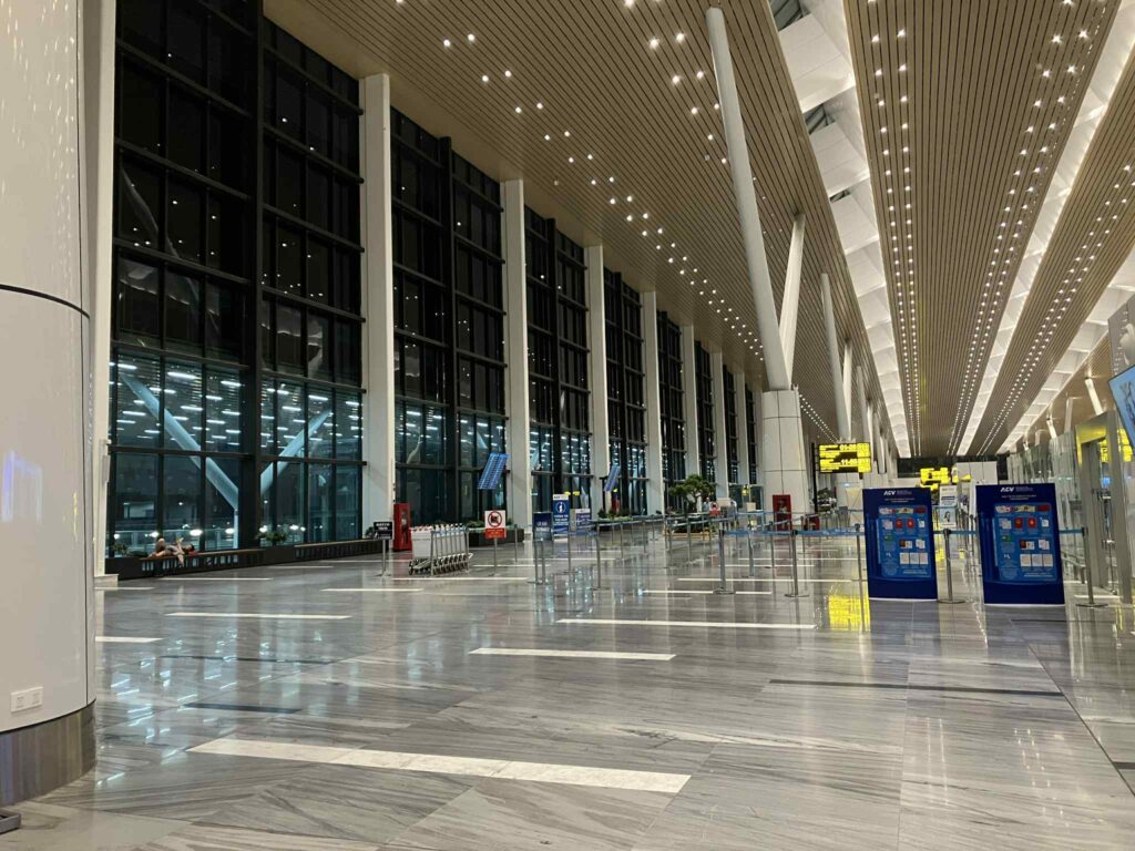 タンソンニャット空港T3深夜の静まり返った様子