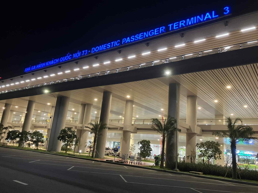 タンソンニャット空港T3外観・夜の正面入口