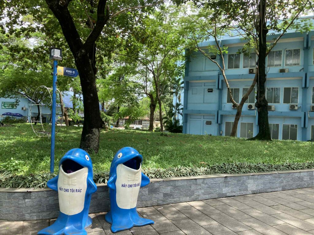 国立大学駅近くの情報技術大学構内の風景