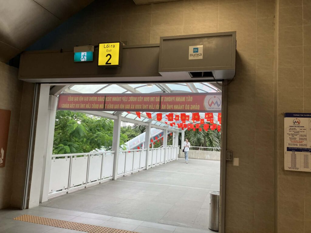 ハノイメトロ3号線の高架駅入口に掲示されている文化シャッターベトナムのロゴ