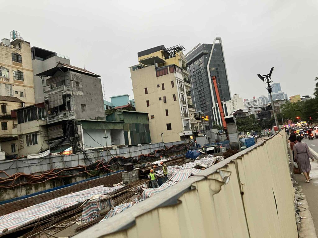 工事フェンスにより歩道が狭くなり、通行が困難になっているカットリン通り