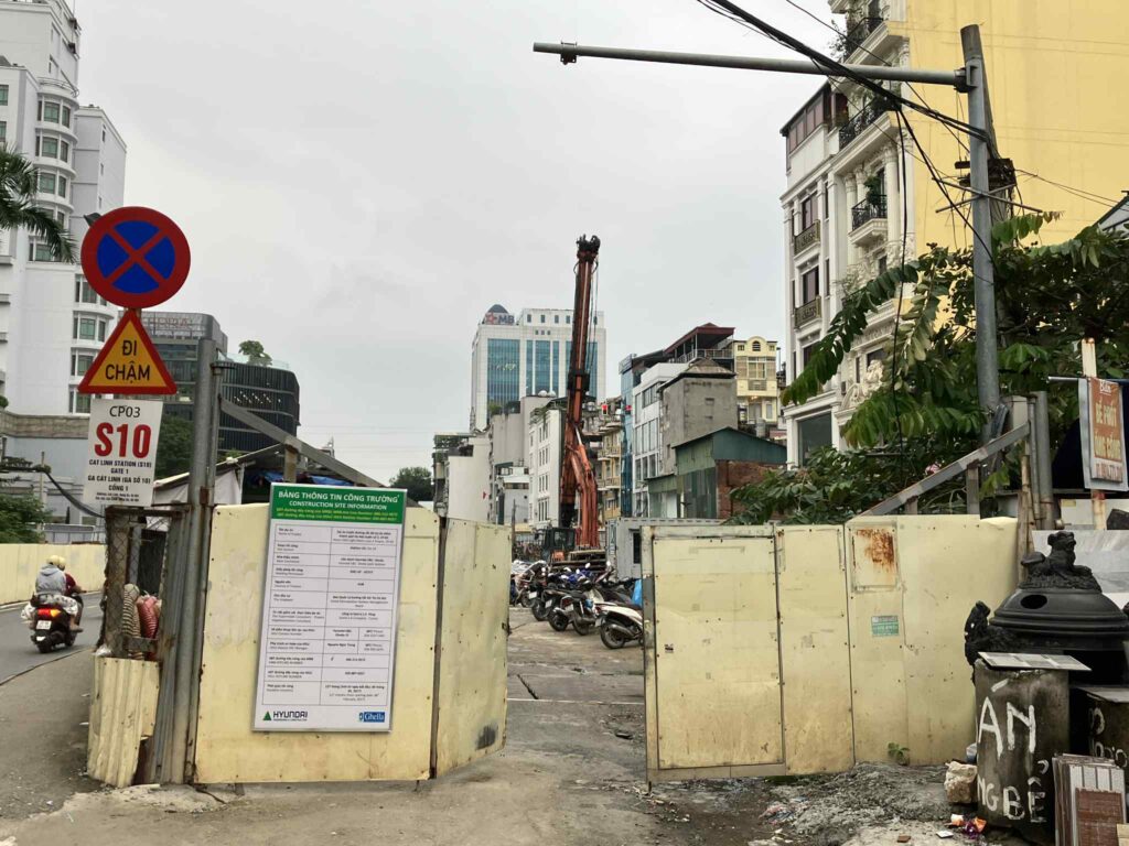 カットリン駅工事区間の案内板。CP03やS10など工区番号が記載されている