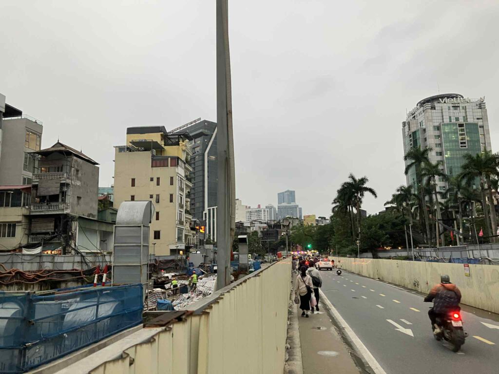 カットリン通り沿いに続く工事フェンス。車線が圧縮され渋滞が発生している