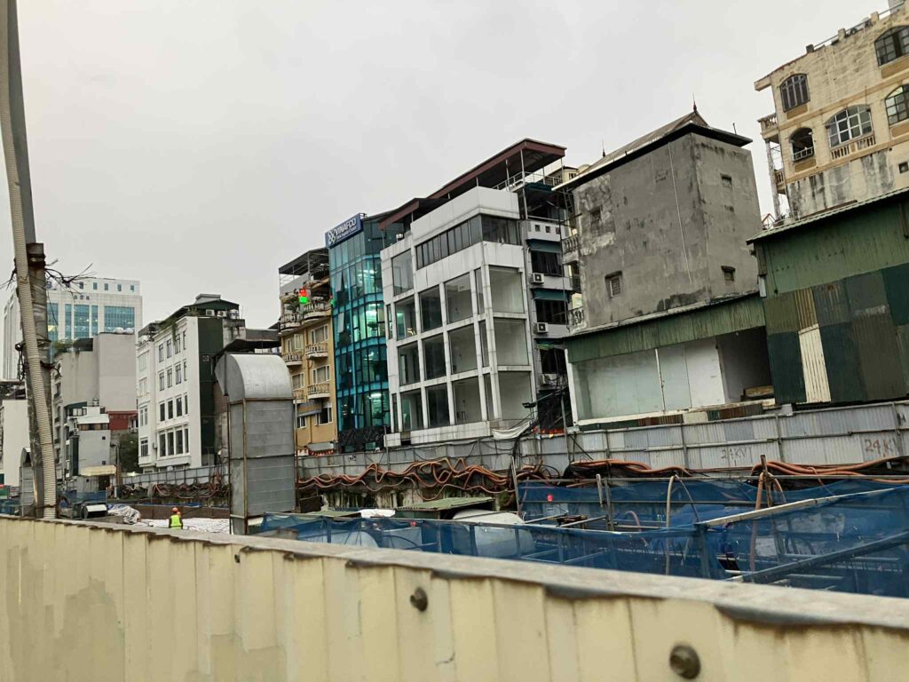 開削式で進むカットリン駅の地下構築。深い基礎部分が見える掘削現場