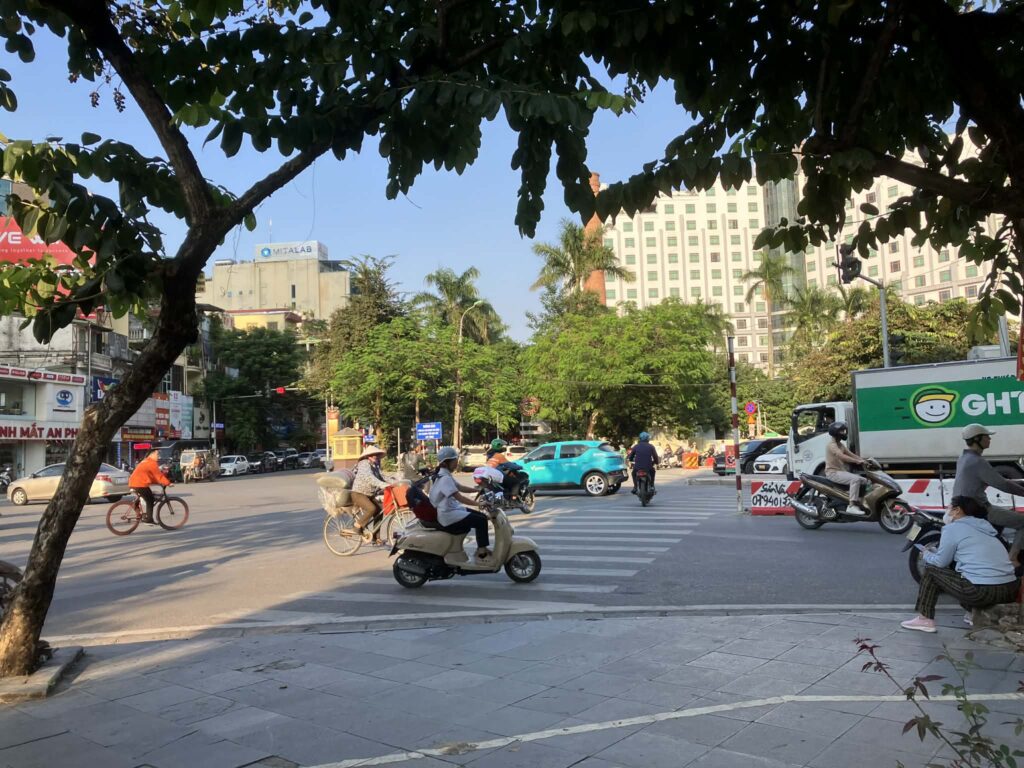 ハノイ・カットリン交差点の様子。複数の道路が交わる交通量の多いエリア