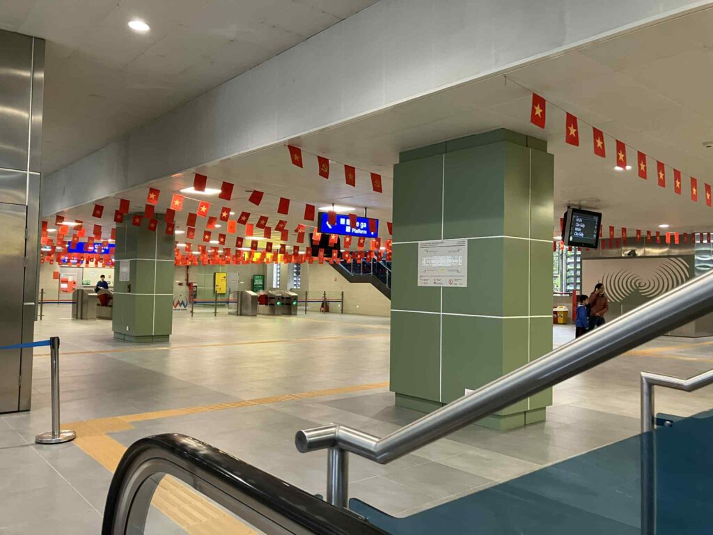 ハノイメトロ3号線 Cau Dien駅（カウディエン駅） 改札内とホーム通路