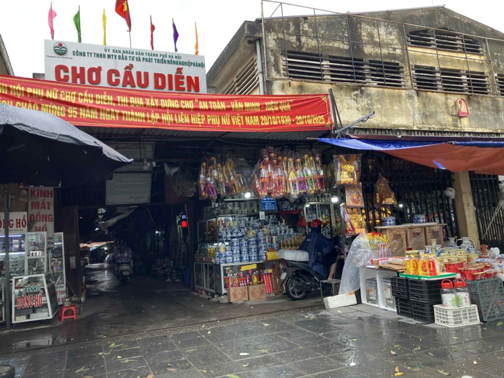ハノイメトロ3号線 Cau Dien駅（カウディエン駅） 近くのCau Dien市場入口