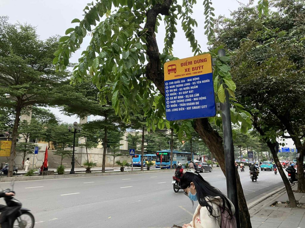 カウザイ駅下にあるバスターミナル
