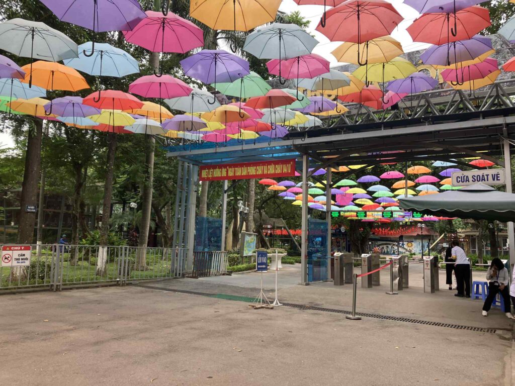トゥーレ公園のカラフルな傘装飾の入口