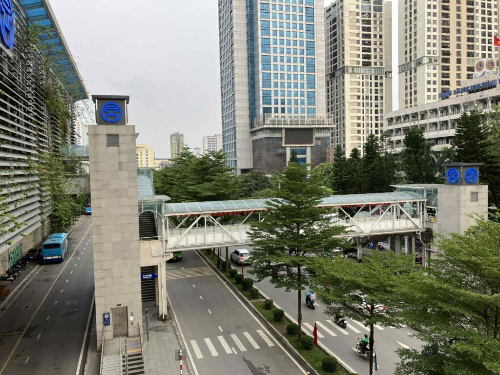 カウザイ駅から見た交通運輸大学（UTC）への歩道橋