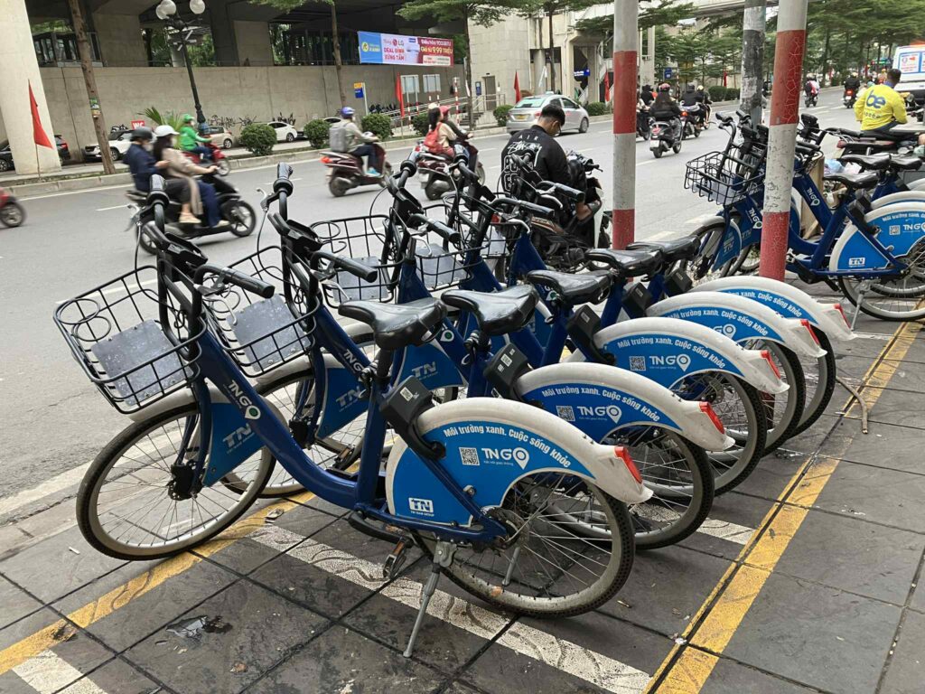 カウザイ駅前の公共レンタサイクル（TNGO）ステーション