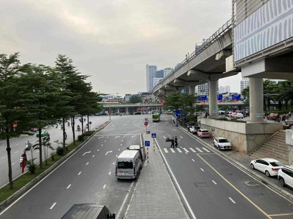 カウザイ駅前の大通り（車線の多い道路）
