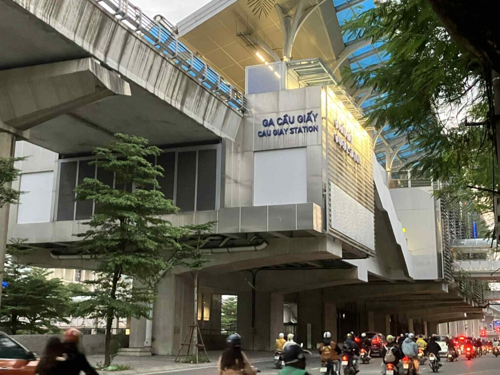 ハノイメトロ3号線カウザイ駅の外観（東端の終点駅）