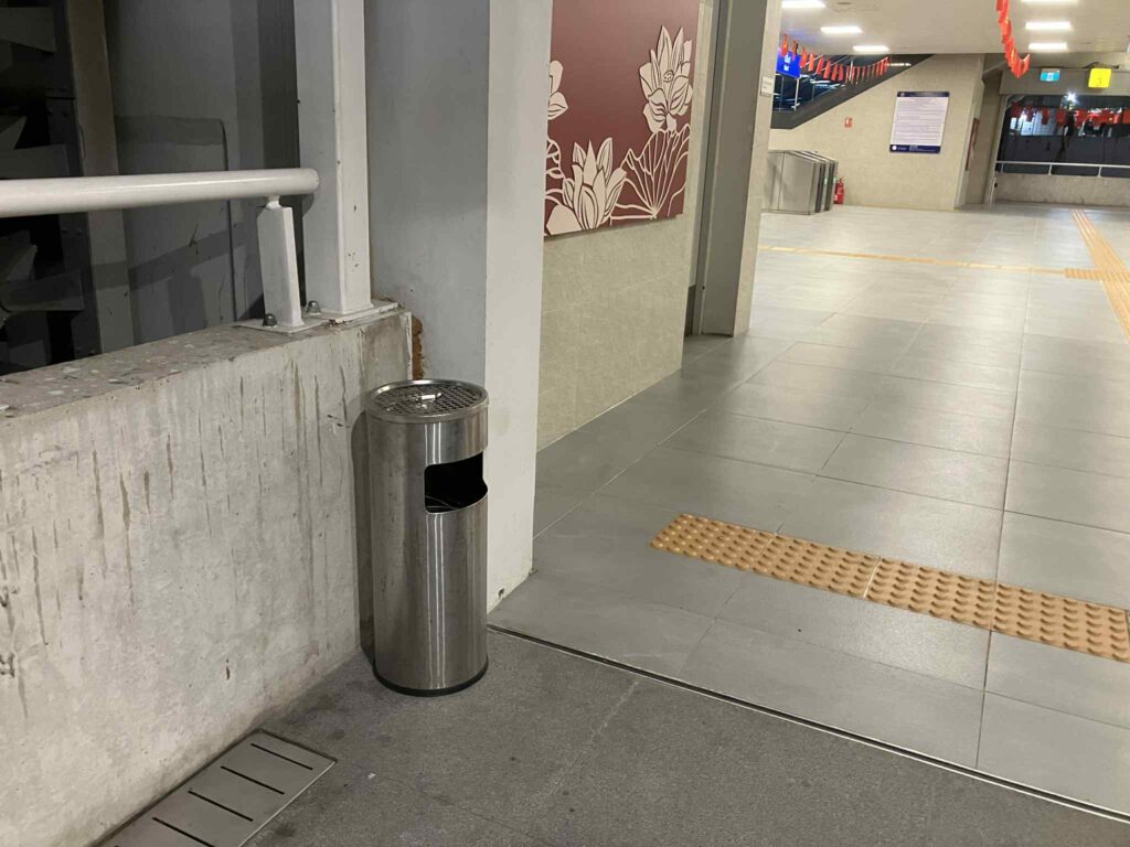 Chùa Hà駅入口付近に置かれた吸い殻入れ。禁煙マークの近くに設置されている。