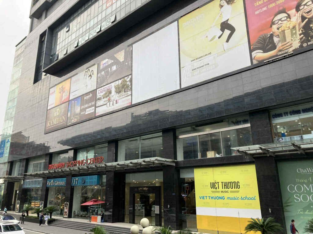 Chùa Hà駅前にあるDiscovery Complex外観。商業フロアの空室が目立つ。