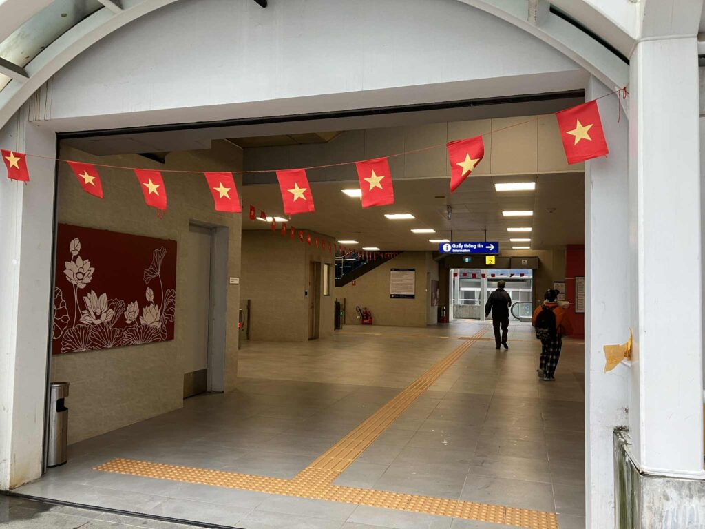 Chùa Hà駅入口に置かれた吸い殻入れ。禁煙の構内に入っている。