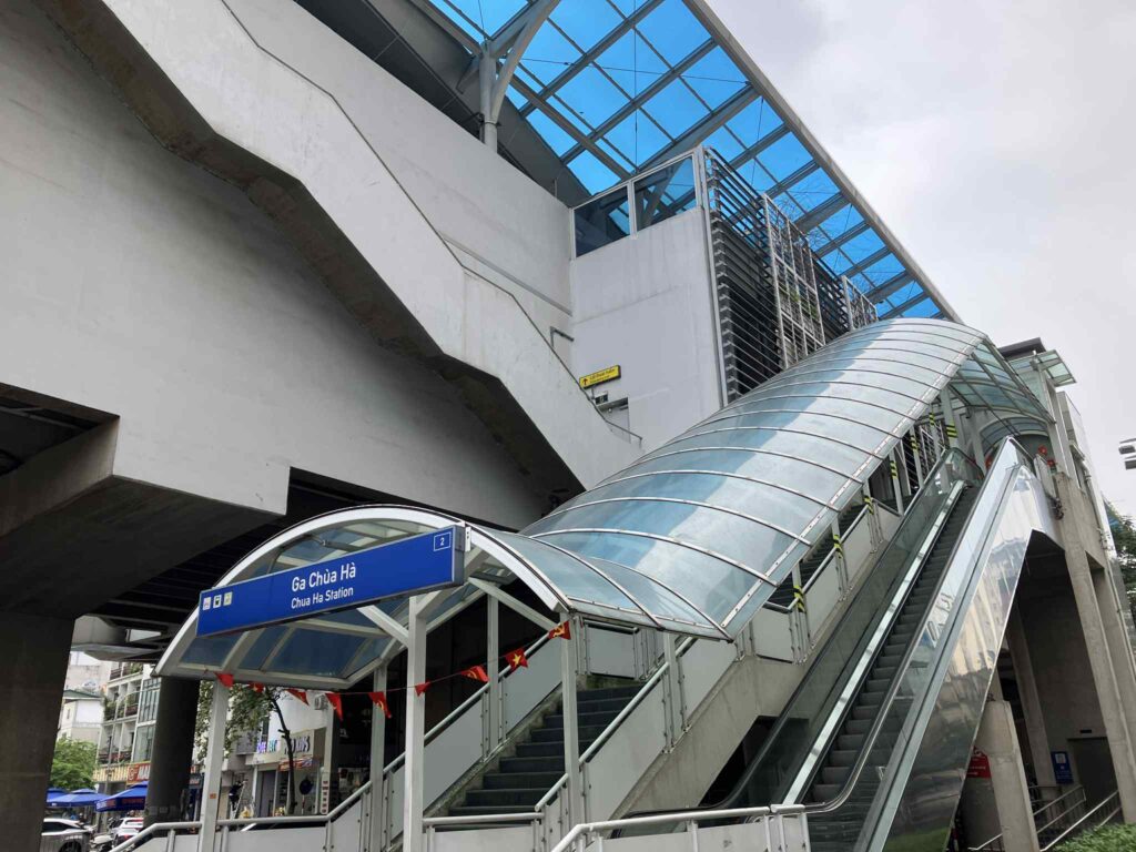Chua Ha駅の高架へ上がる階段とエスカレーター