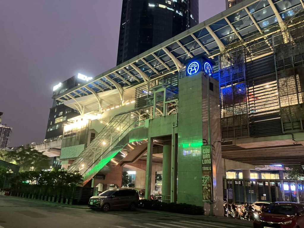 Chùa Hà駅の夜の外観。高架構造と周囲の市街地が光に照らされている。