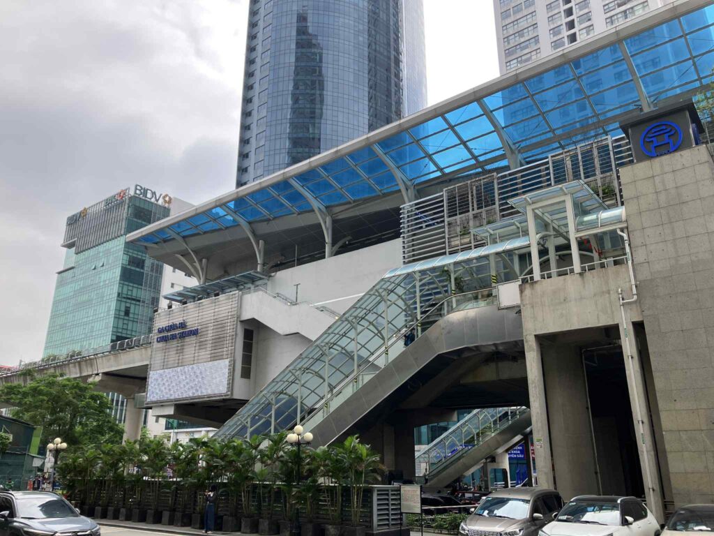 Chùa Hà駅前と周辺の市街地の様子。