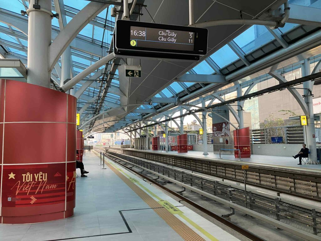 相対式ホーム。3号線らしい青いガラス屋根で明るい雰囲気。