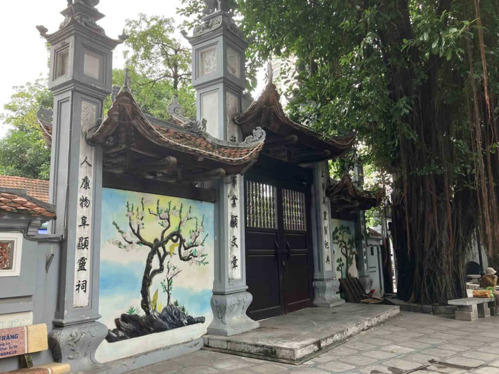 Chùa Hà寺の門。駅から徒歩5分の静かな寺院。